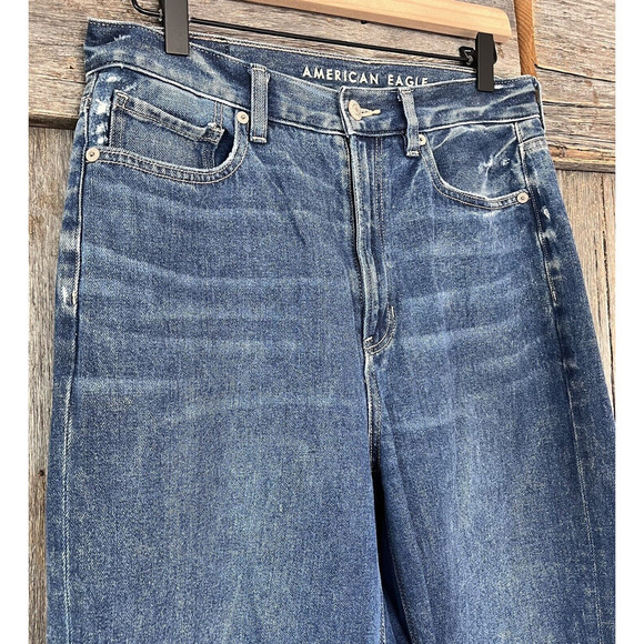 American Eagle Women's Relaxed Mom Jeans Size 6 Chewed Hem Distressed - Picture 2 of 7